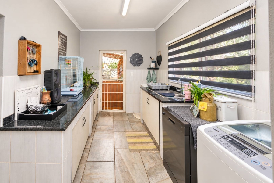 5 Bedroom Property for Sale in Melodie North West